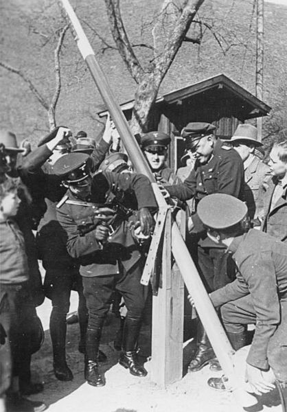 German and Austrian border police dismantle a border post.