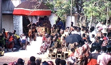Kwawu族的族长、长老和族人正进行庆祝活动