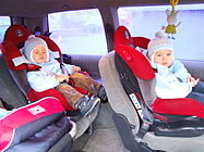 Dzieci w fotelikach samochodowych.JPG
