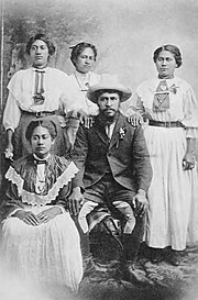 Rua Kenana and four of his wives.jpg