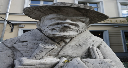 Distorted-Statue of Heinrich Zille.png