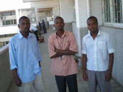 Eu ao meio, e meus colegas de faculdade: Tirada em junho, 2008